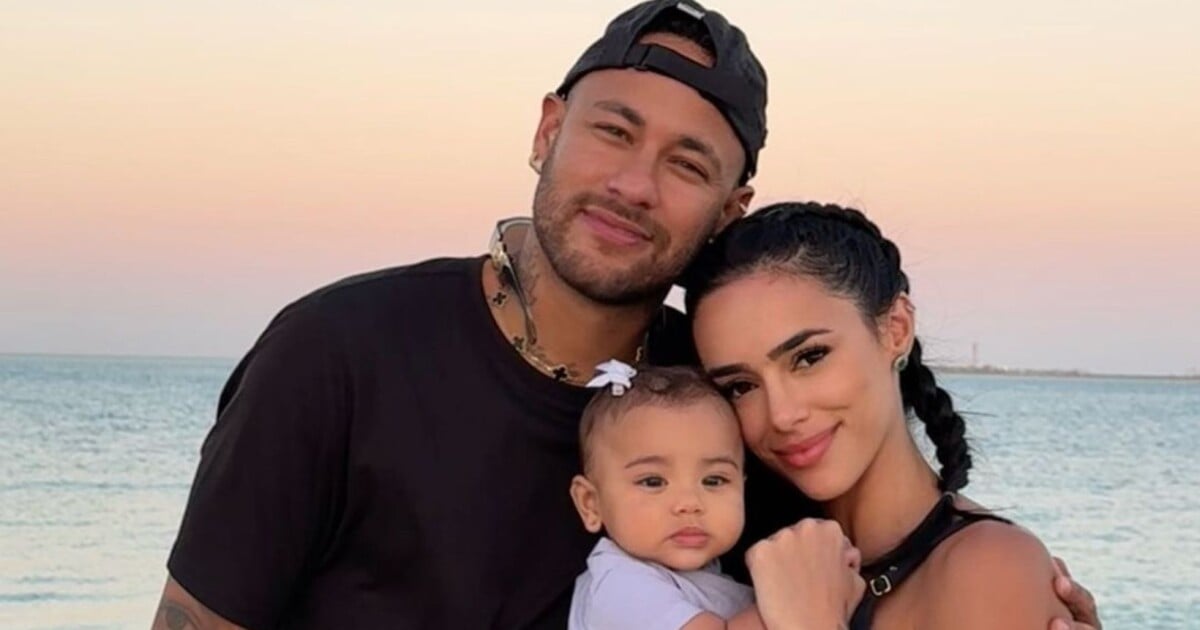 Família feliz! Neymar e Bruna Biancardi posam na piscina em viagem para Dubai e maiô fofíssimo de Mavie rouba a cena. Fotos!