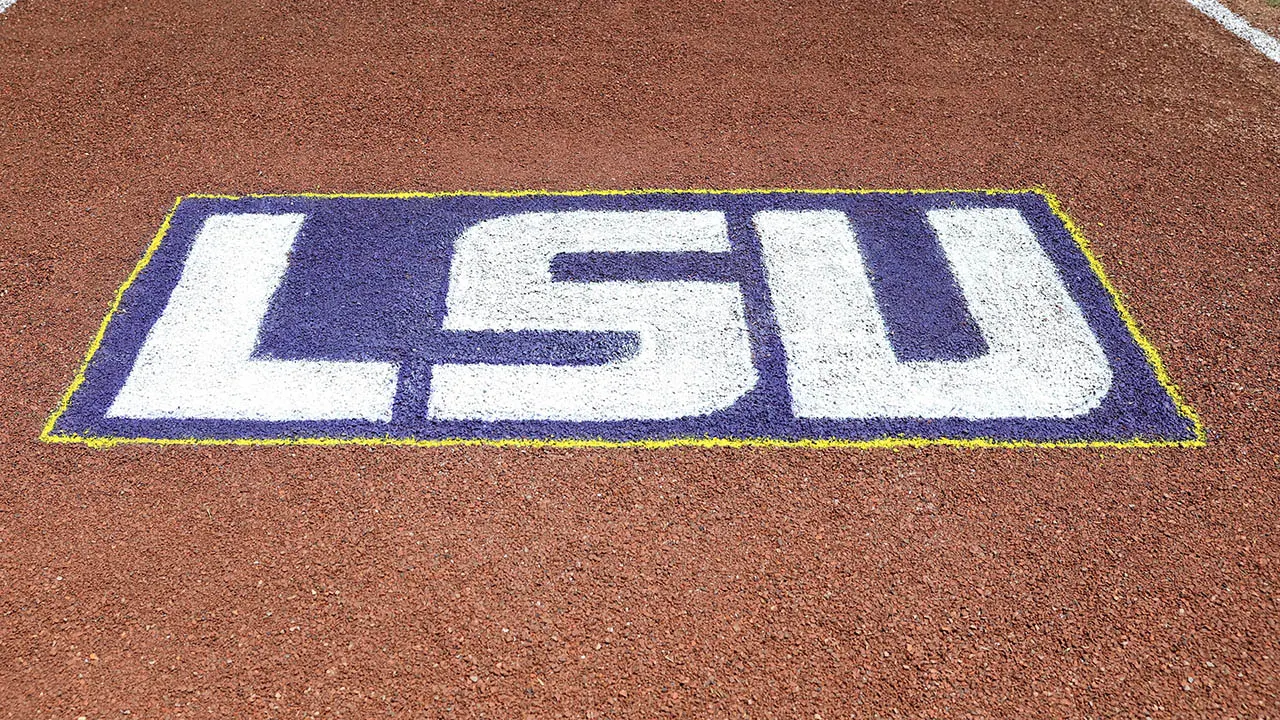 LSU pole vaulter dead at 18 after car wreck