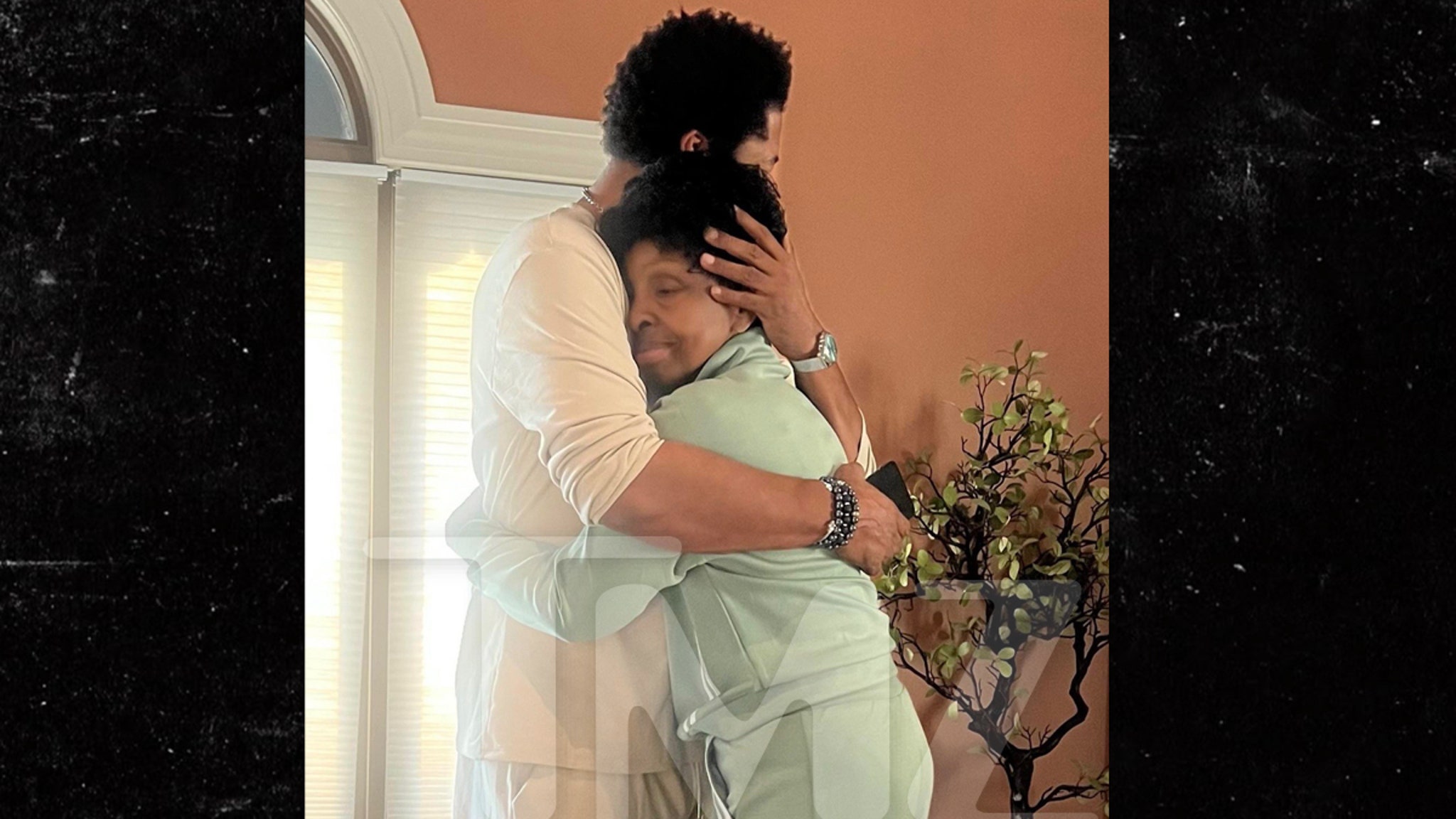 Gladys Knight Returns Home After Hospitalization, Embraces Husband