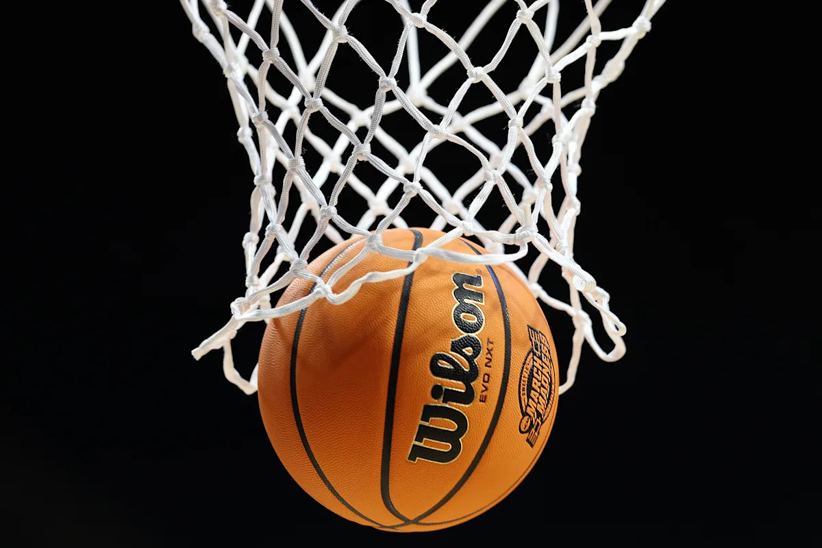 March Madness picks: Expert predictions, odds, betting lines, watch times, schedule for Friday’s Sweet 16 games
