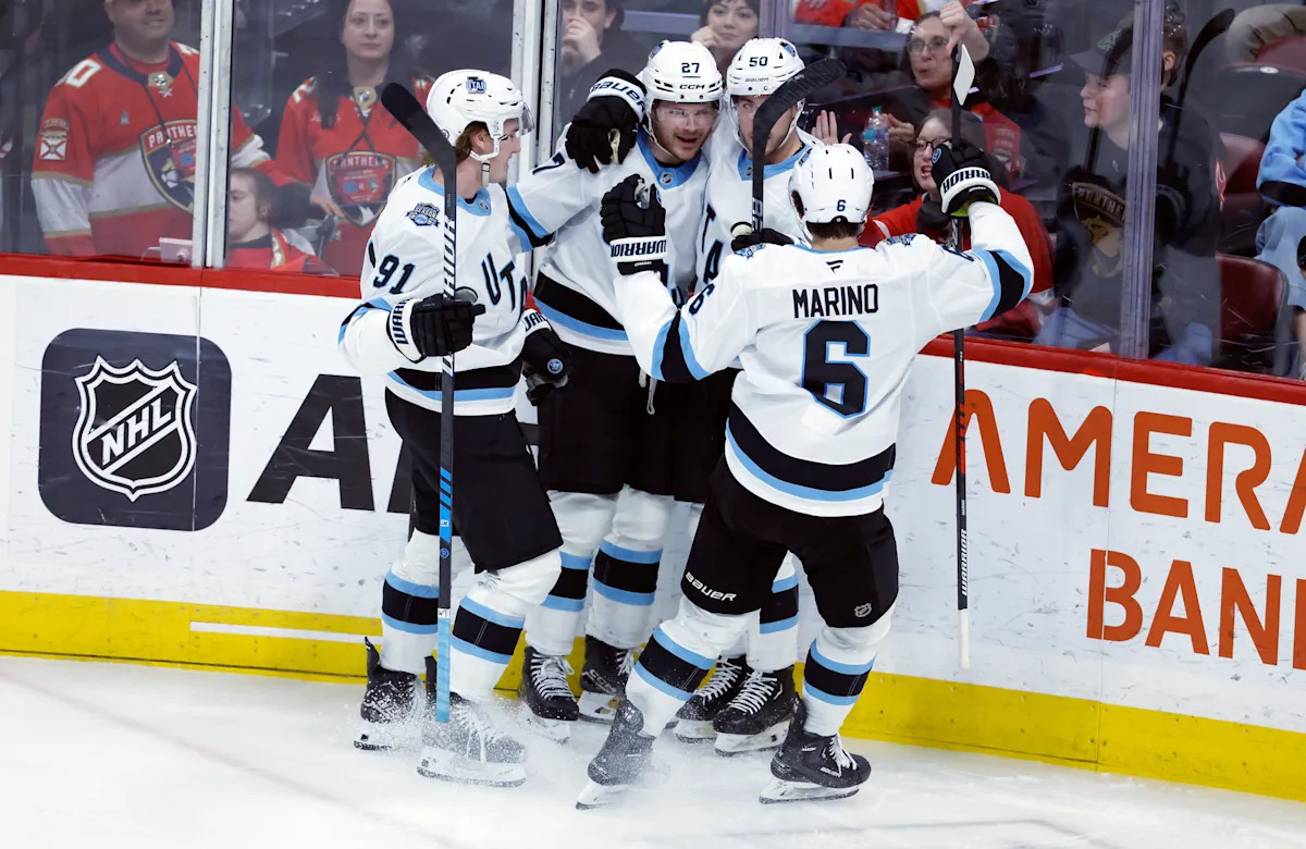 Kerfoot has a goal and 2 assists in Utah’s 5-2 victory over the Blackhawks