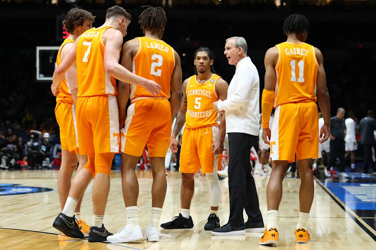 March Madness 2025: No. 2 Tennessee scores just 15 first-half points against No. 1 Houston