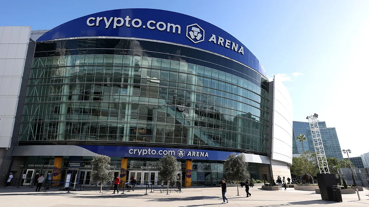 Man claims he was robbed, assaulted at Lakers home venue
