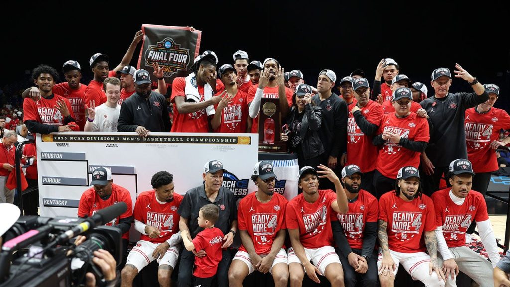 Houston overwhelms Tennessee to advance to Final Four