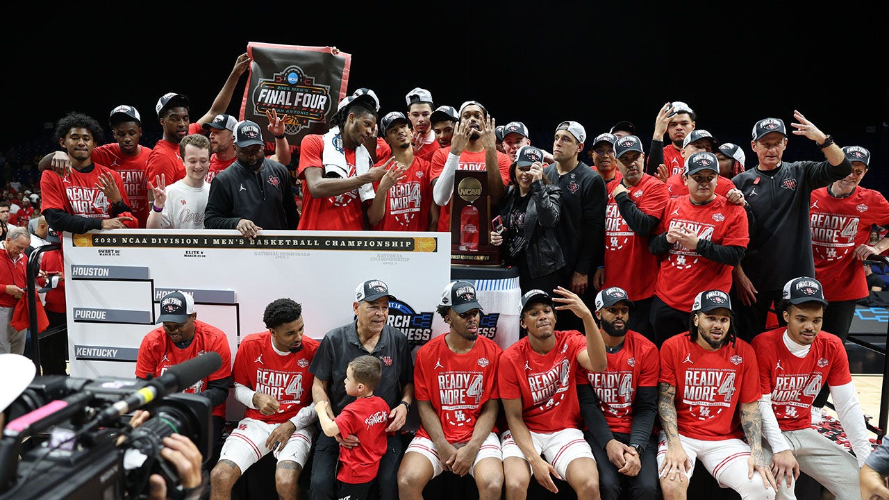 Houston overwhelms Tennessee to advance to Final Four