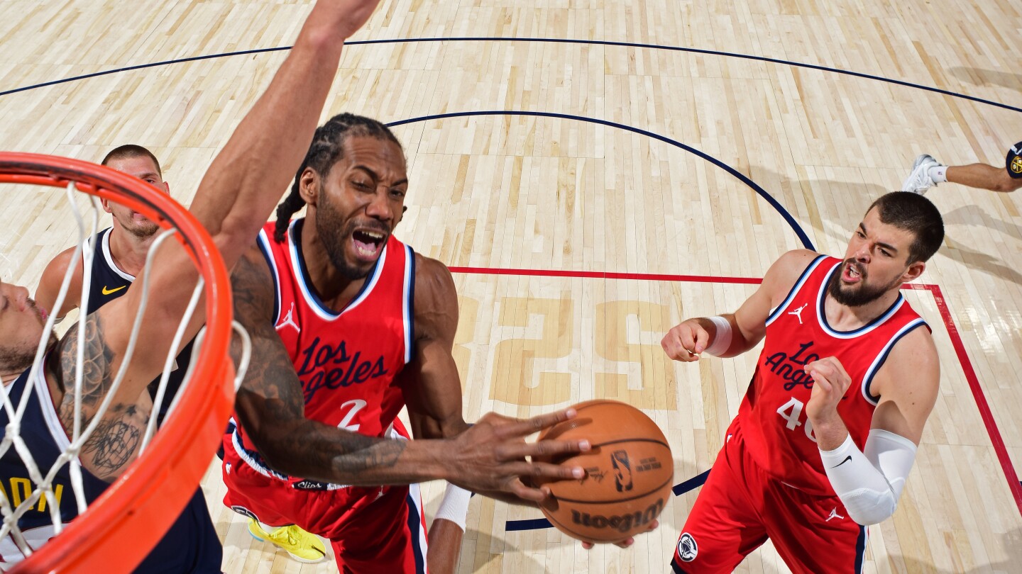 Vintage Kawhi Leonard scores 39, sparks Clippers 103-102 win against Nuggets to even series