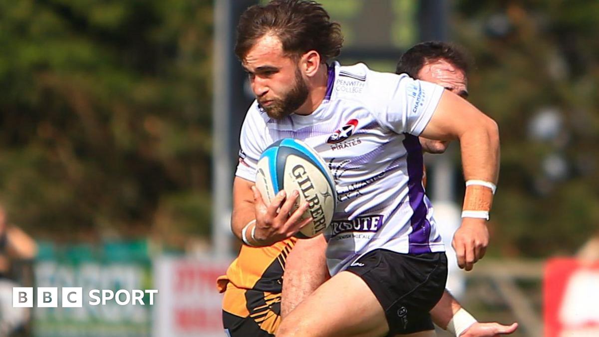 Dan Hiscocks: Cornish Pirates scrum-half agrees new deal