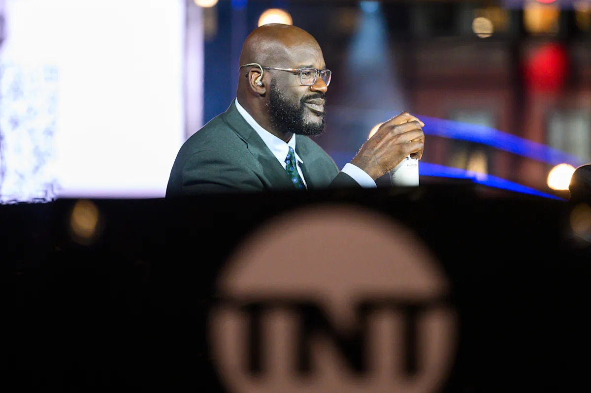 Shaquille O’Neal hilariously runs off the set of ‘Inside the NBA’ to use the bathroom: ‘Sorry about that, America’