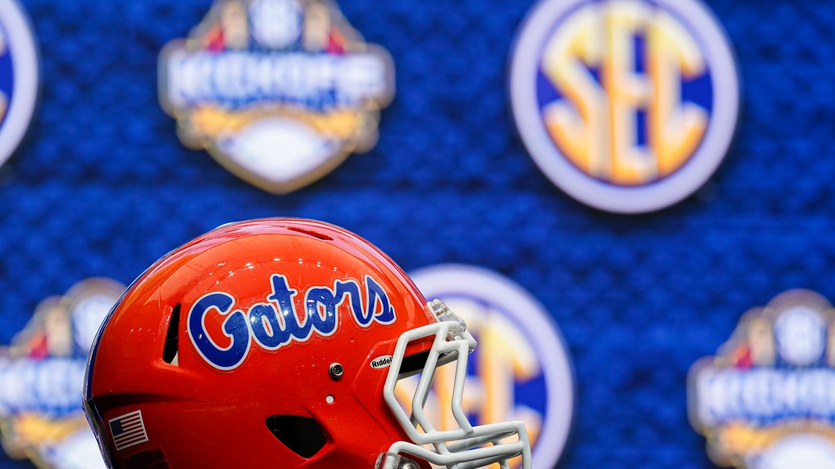 Florida football hires Roy Istvan, James Carpenter as analysts