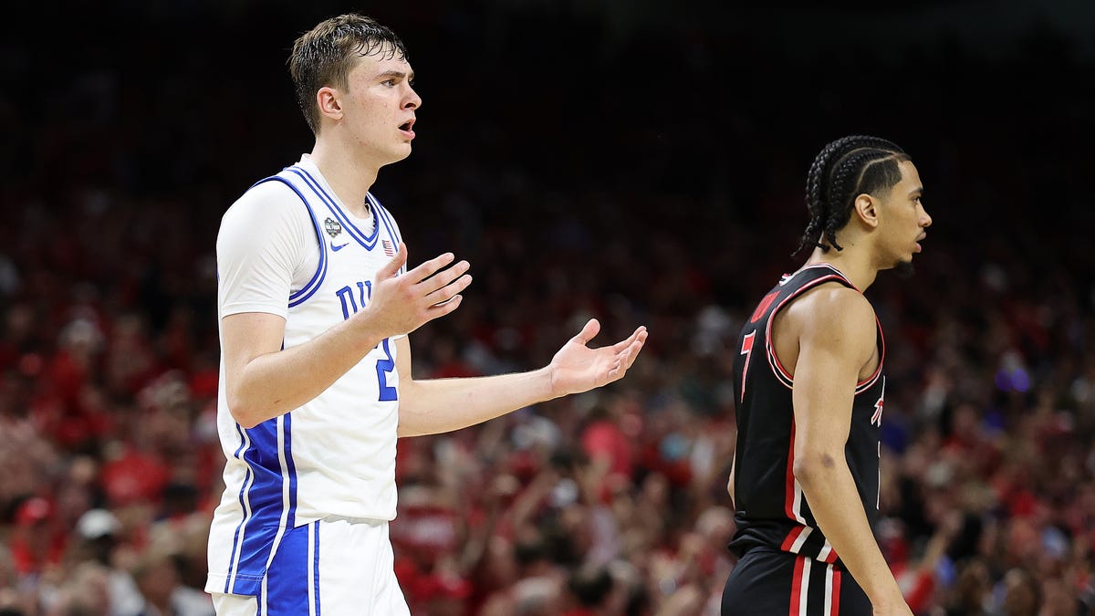 Did refs get a Cooper Flagg foul call right at the end of Houston’s Final Four win vs. Duke?