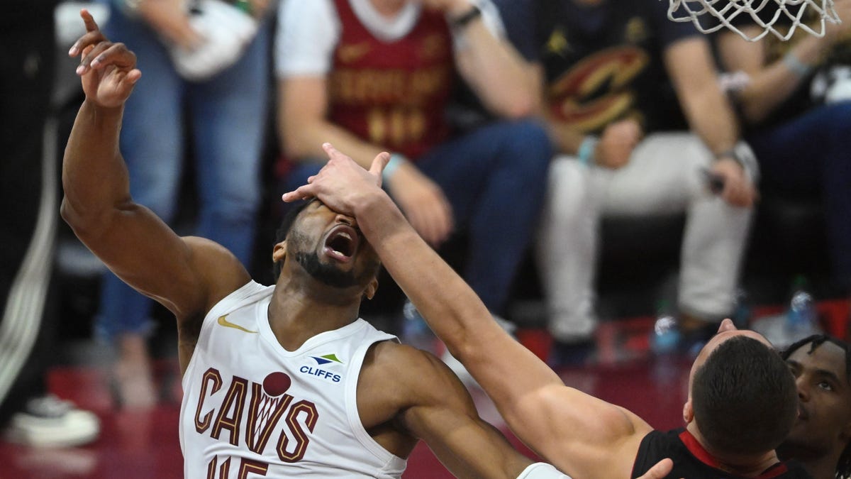 Donovan Mitchell, Cavs turn back Heat for 2-0 series lead
