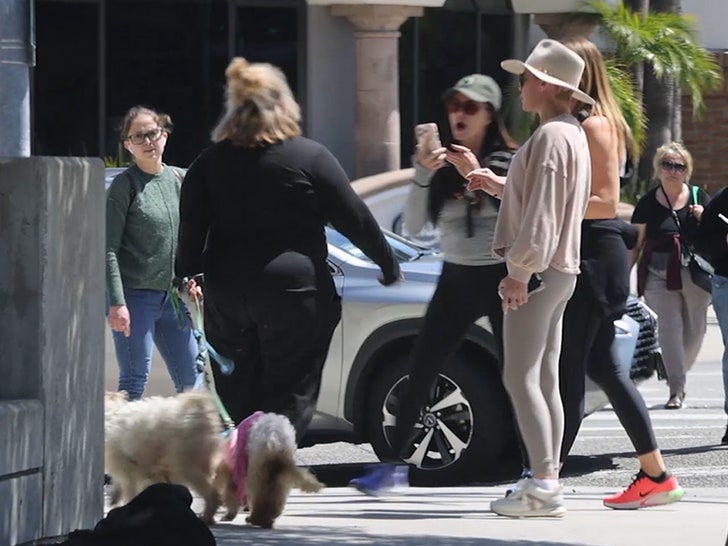 041025-kyle-richards-teddi-mellencamp-backing-up-v1