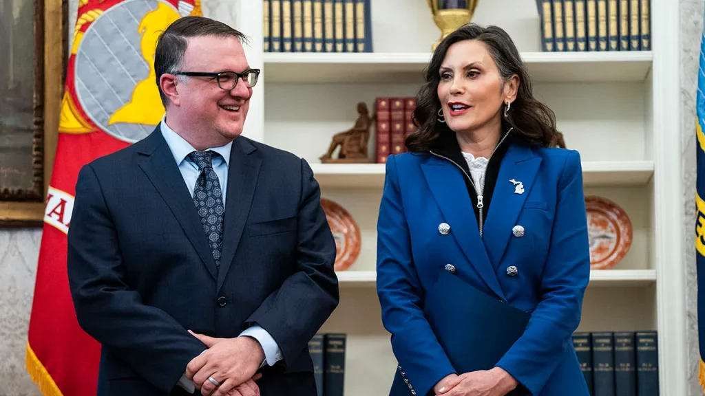 Whitmer shields face with folder during Trump Oval Office meeting
