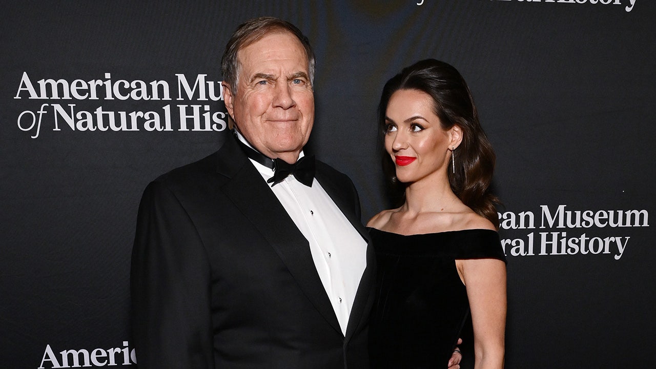 Bill Belichick, Jordon Hudson attend Hurricanes playoff game