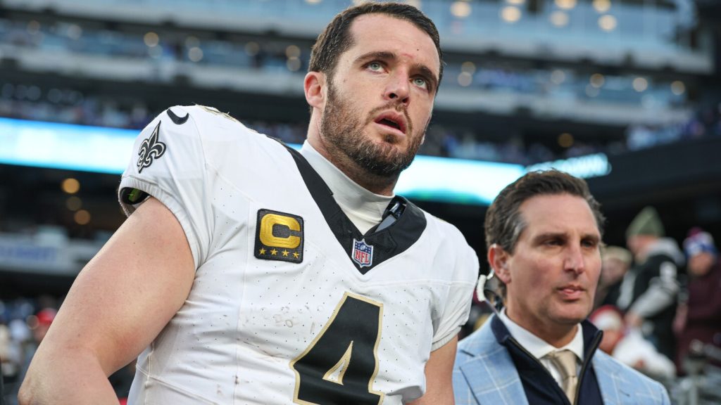 Report: Derek Carr has shoulder injury that may require surgery