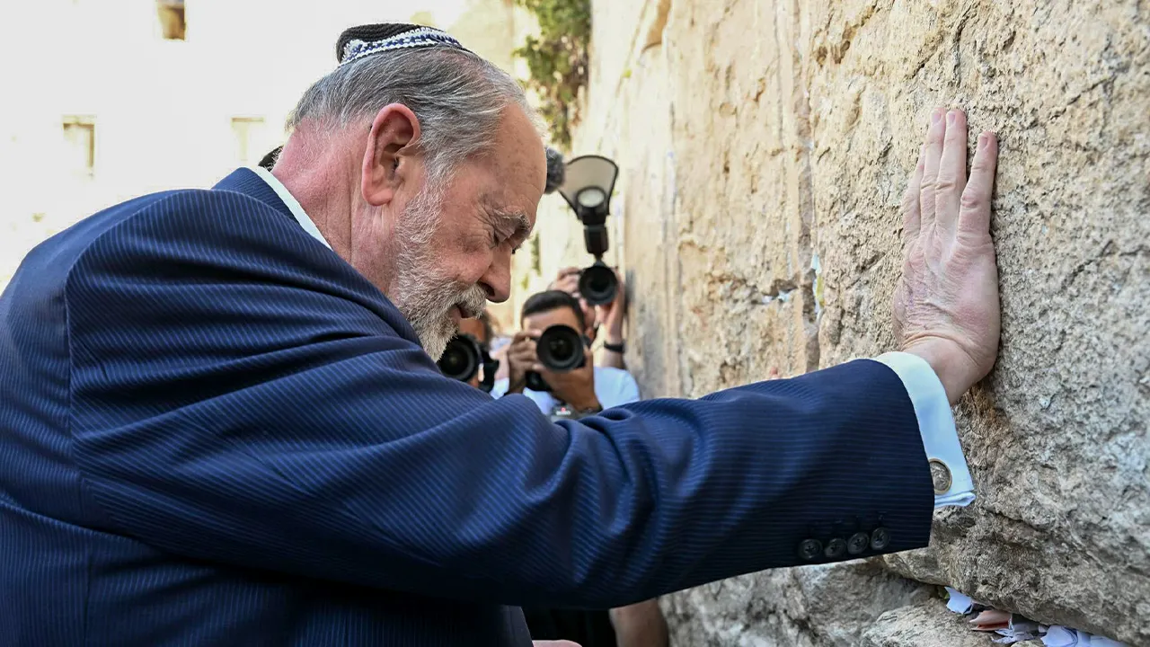Trump’s prayer for Israel peace delivered to Western Wall by Huckabee
