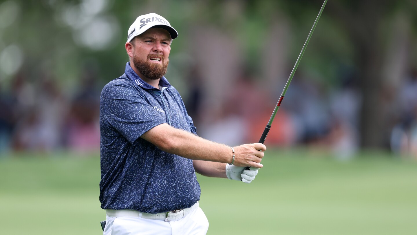 Shane Lowry destroys turf, flips the bird during angry bogey Friday at PGA