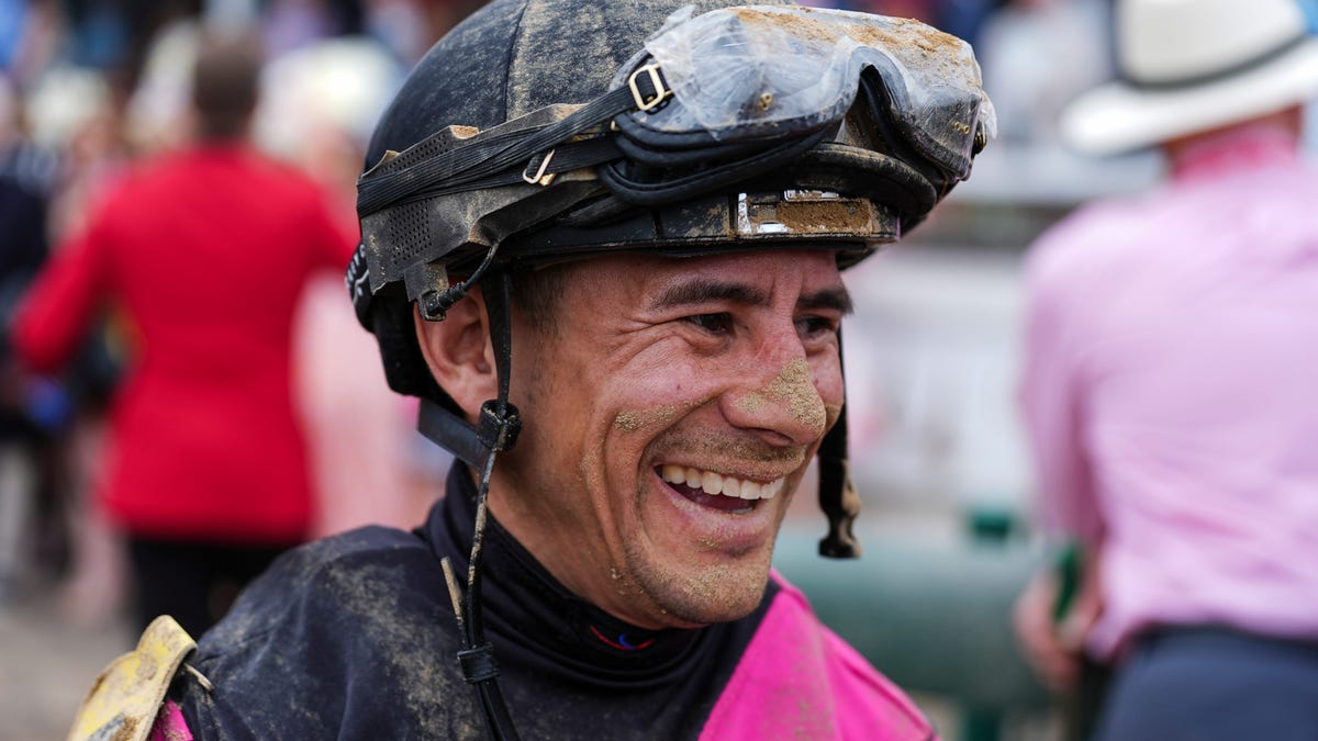 Why jockeys wear so many goggles?