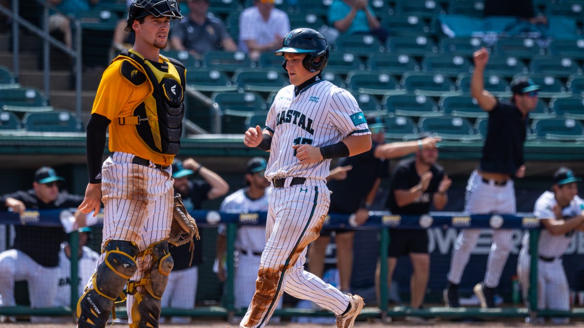 Who makes Omaha in 2025 NCAA baseball tournament?