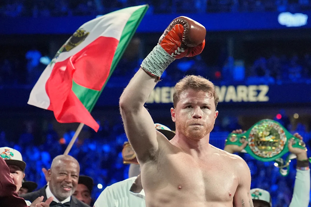 Canelo Alvarez beats William Scull to become undisputed super middleweight champion again