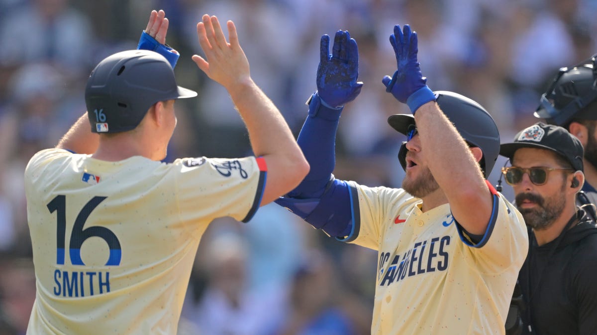 Dodgers rout Yankees behind Max Muncy’s huge game