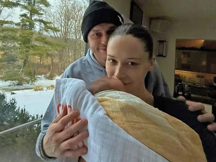pete davidson elesie hewitt baby instagram