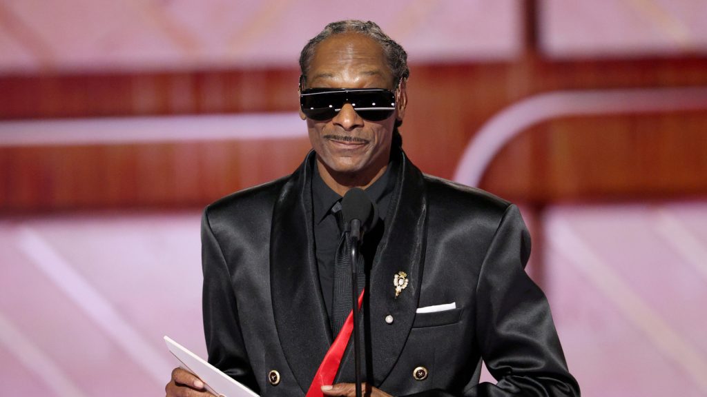 Snoop Dogg Hilariously Admits He’s “High As A Muthaf*cka” While Presenting Golden Globe