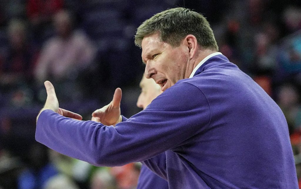 Clemson basketball ends losing streak with big win over Louisville