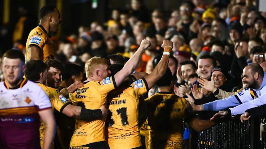 Castleford beat Giants for first Super League win