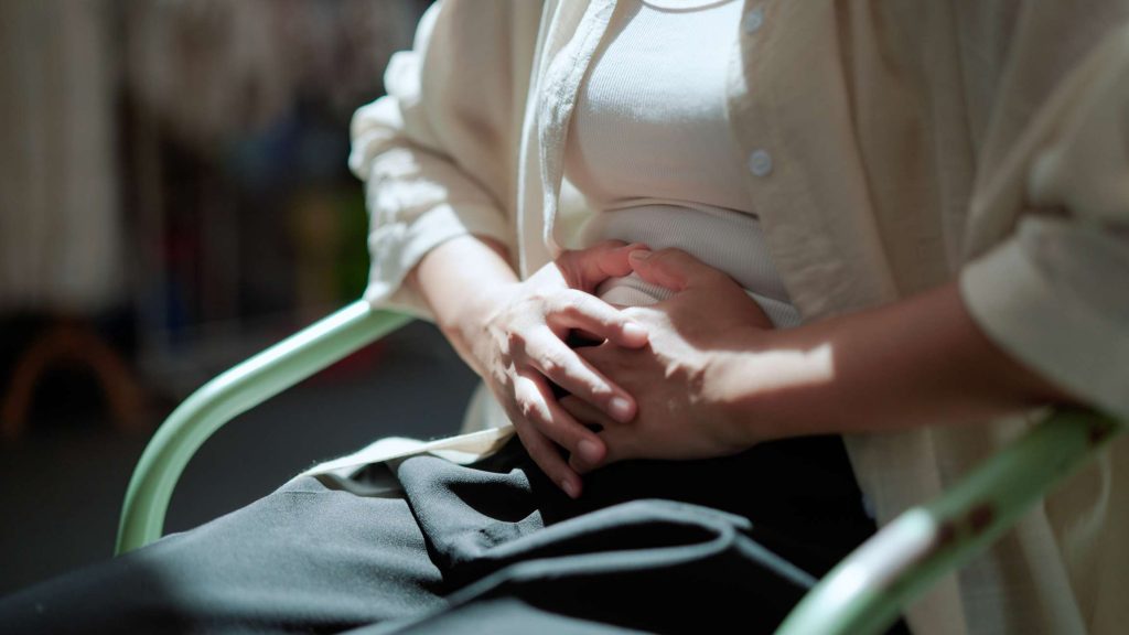 Pensaba que tenía un virus estomacal tras sus vacaciones, pero recibió un devastador diagnosticó de cáncer colorrectal