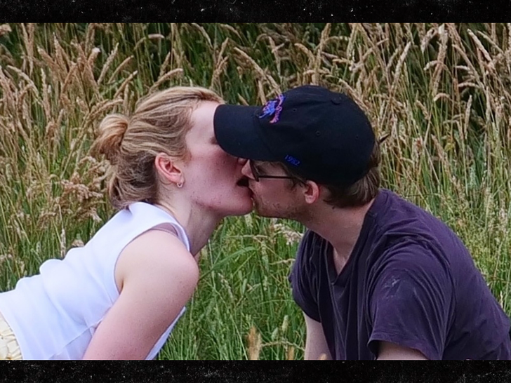 Joe Alwyn Sarah Pigeon backgrid 1