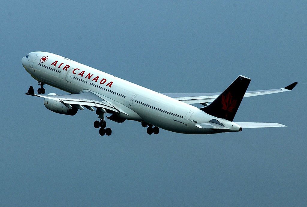 Terror en un vuelo cuando pasajeros tuvieron que sujetar al piloto por emergencia médica