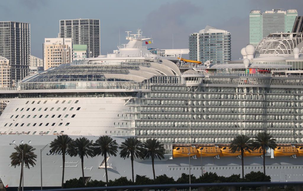 Monumental pelea entre pasajeros de un crucero grabada en vídeo acaba con 16 en la lista de 'prohibido embarcar'