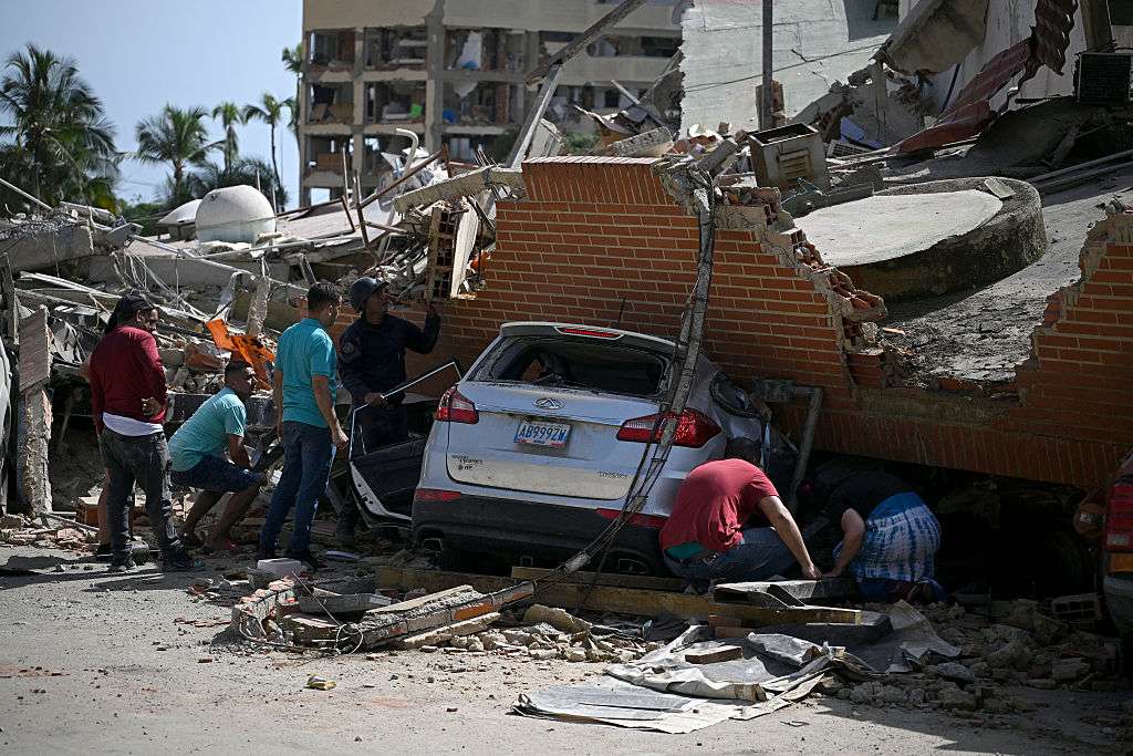 Sobreviviente del terremoto en Venezuela pasó la noche al interior de su coche tras el  colapaso de edificios
