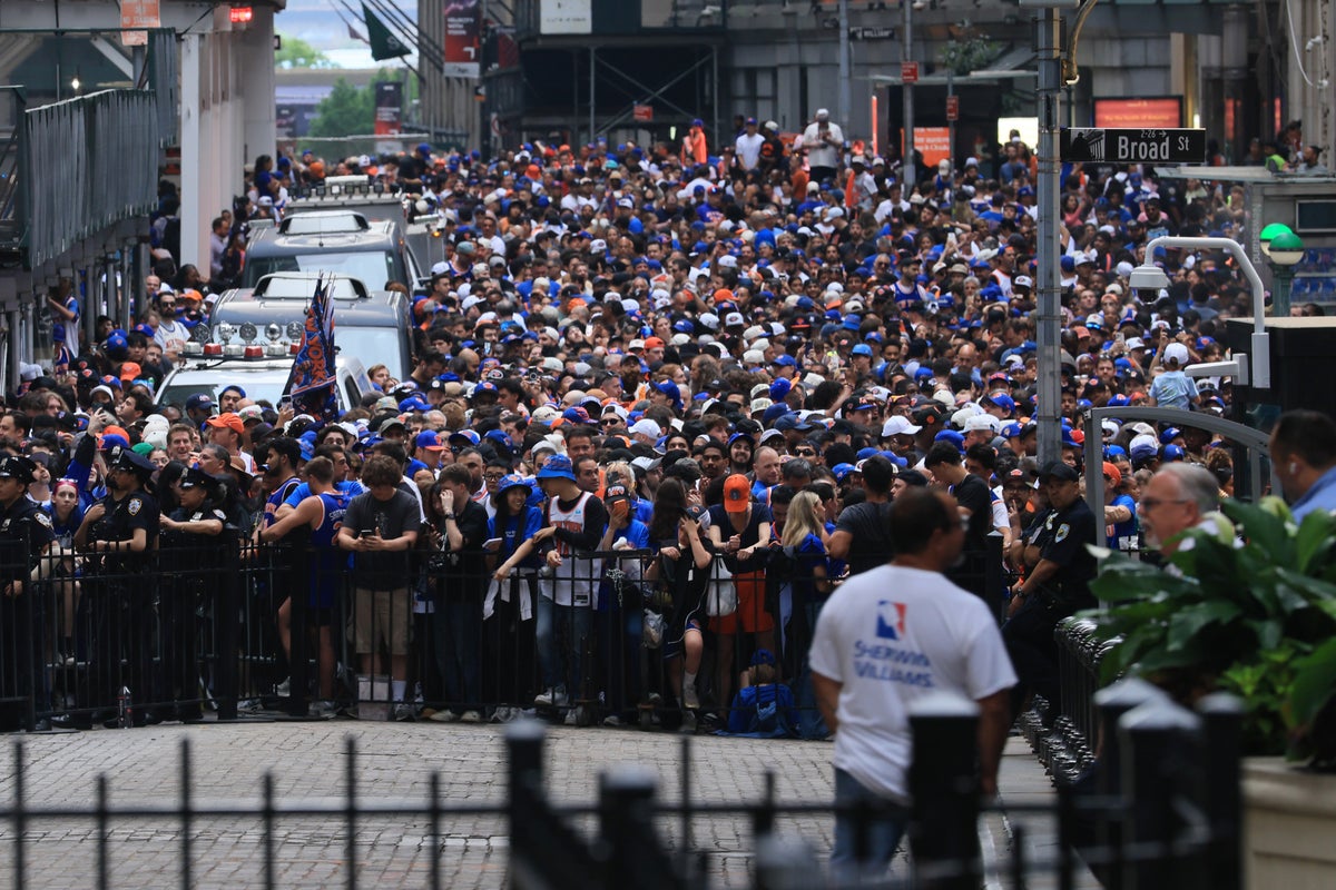 Knicks fans turned away from victory parade in Manhattan as viewing areas hit capacity early in the morning