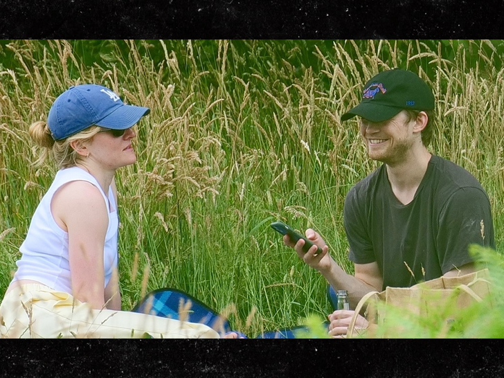 Joe Alwyn Sarah Pigeon backgrid 2