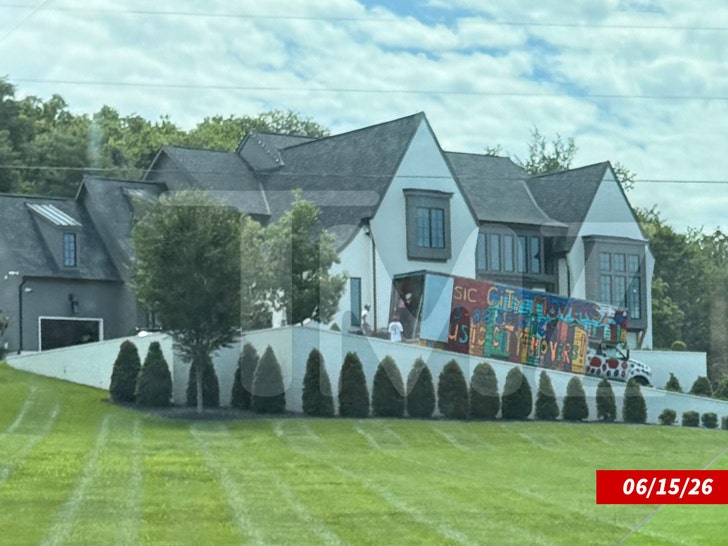 jelly roll and bunnie xo moving truck amid divorce tmz 1