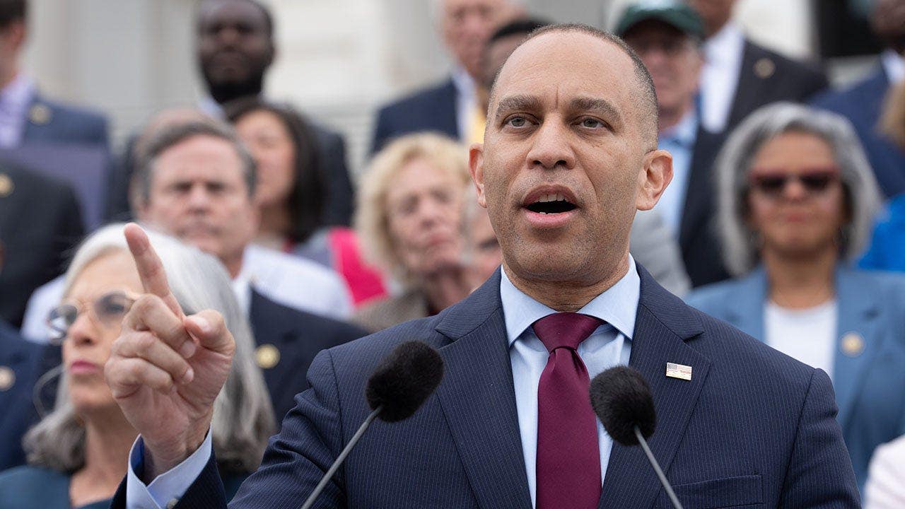 Hakeem Jeffries draws backlash for embracing DSA-backed nominees in NY