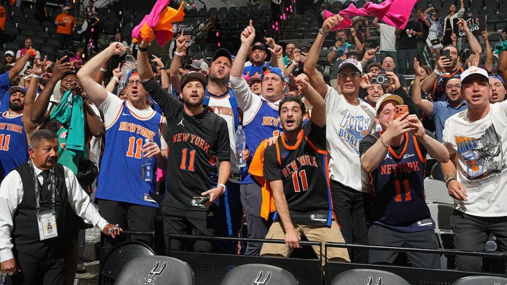 NYPD deploys 10,000 officers for Knicks ticker-tape parade in Manhattan