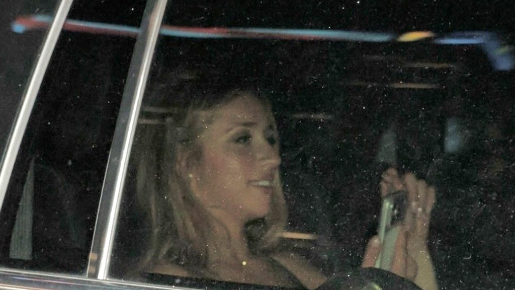 Tate McRae Glued to Phone After Taylor Swift and Travis Kelce’s Wedding Device Ban