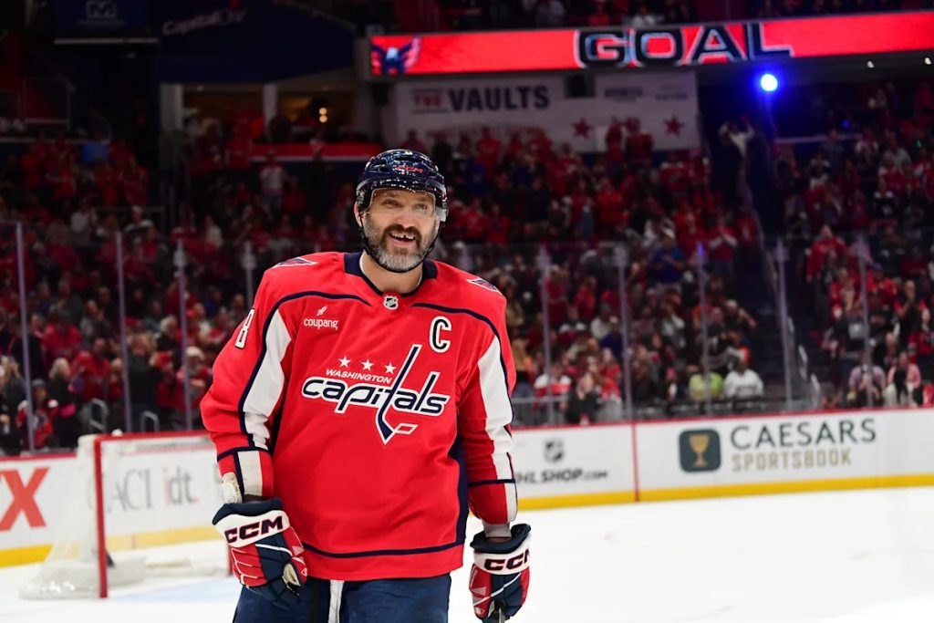 Alex Ovechkin signs 1-year deal to return to Capitals for 22nd NHL season