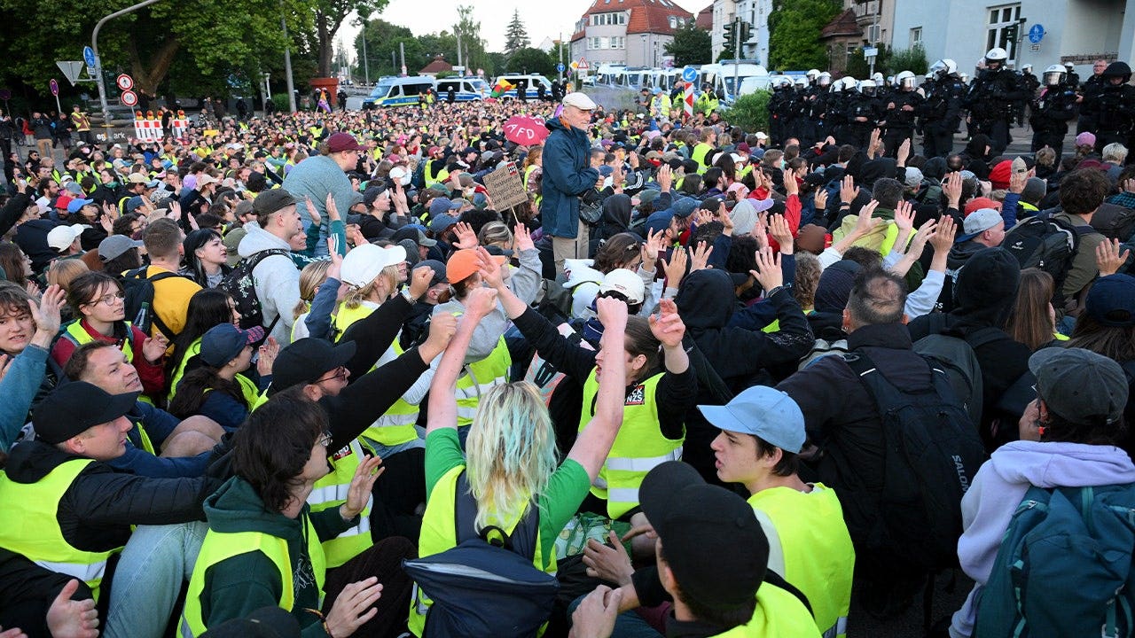 Tens of thousands protest AfD party conference in Erfurt, Germany