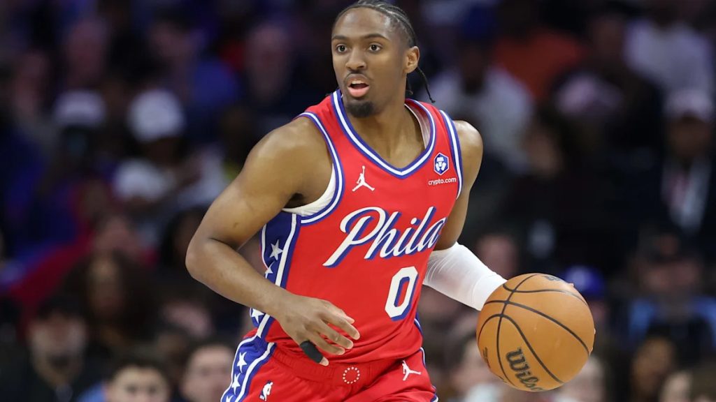 Sixers star Tyrese Maxey enters the boxing ring to get some work in