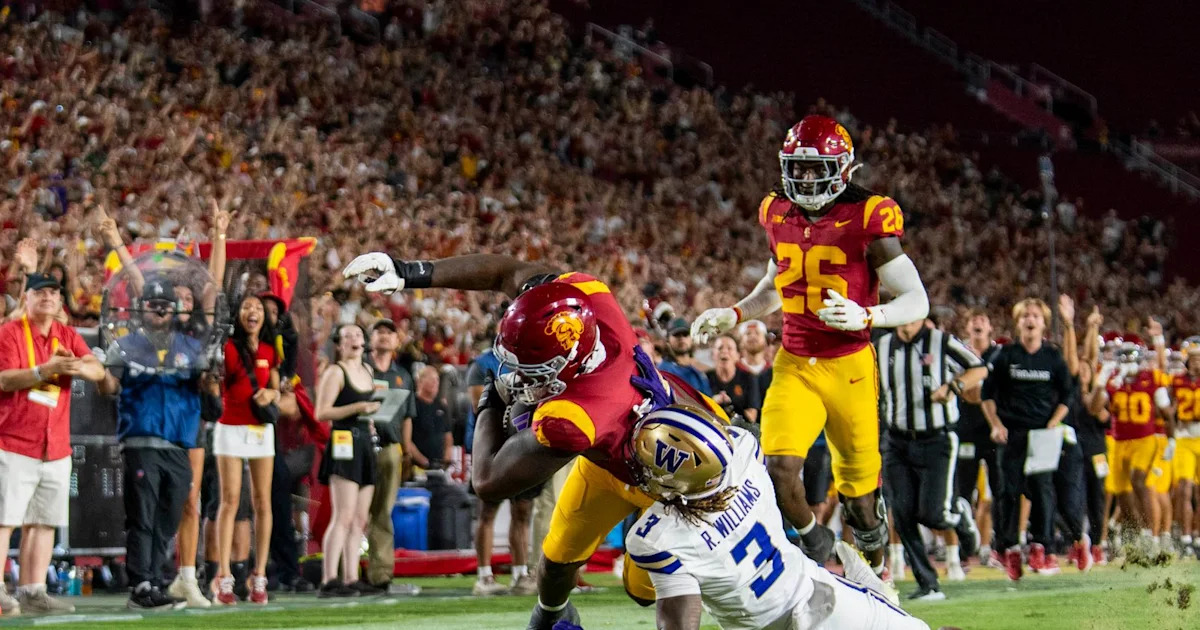 TST Images: Trojans defeat Huskies, 25-21, at LA Memorial Coliseum