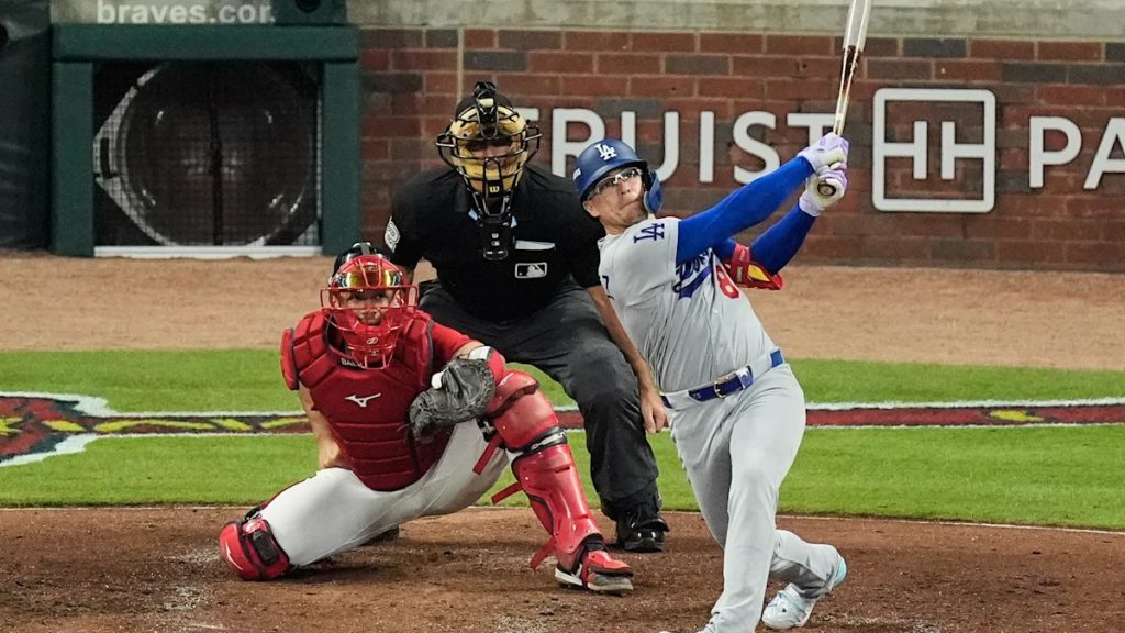 Kiké Hernández continues clutch postseason hitting for Dodgers with a 2-run homer off Chris Sale