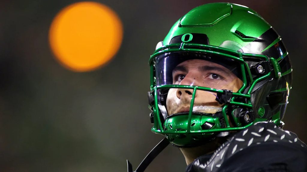 Raiola’s 4-yard touchdown pass with 28 seconds left gives Oregon a 17-14 win over Nebraska