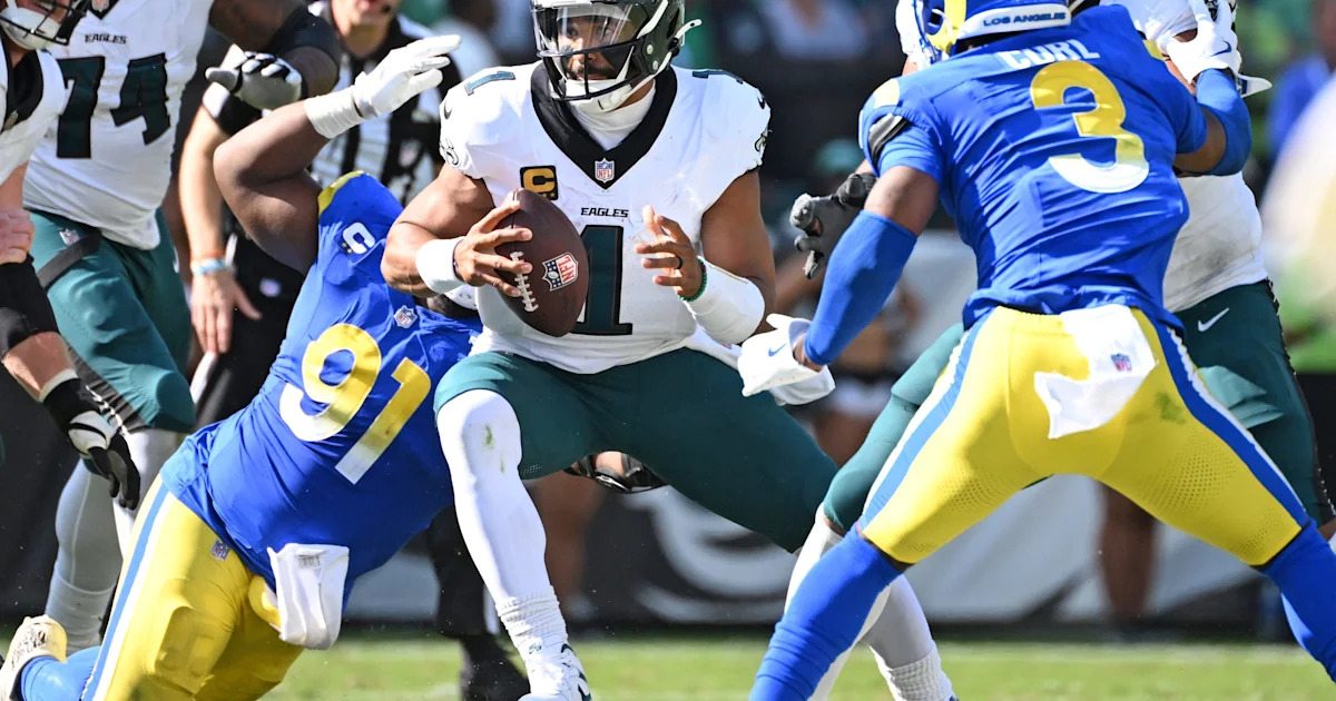 What is NFL TV schedule of games today? Who plays Sunday Night Football tonight?