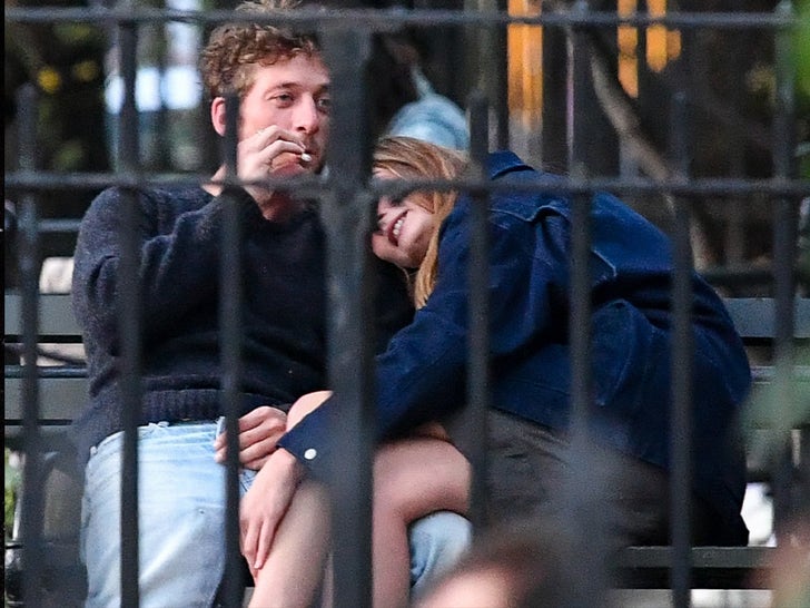 1008 Jeremy-Allen-White-Lulu-Tenney-NYC-SUB-1